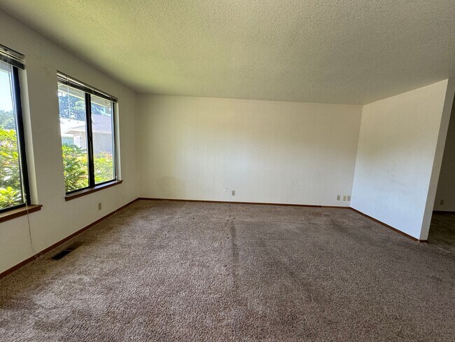 Building Photo - 811 NE Thomas Ct