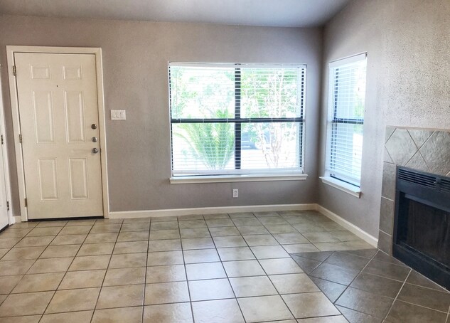 Building Photo - 3bed/2bath Super Cute House for Rent! Avai...