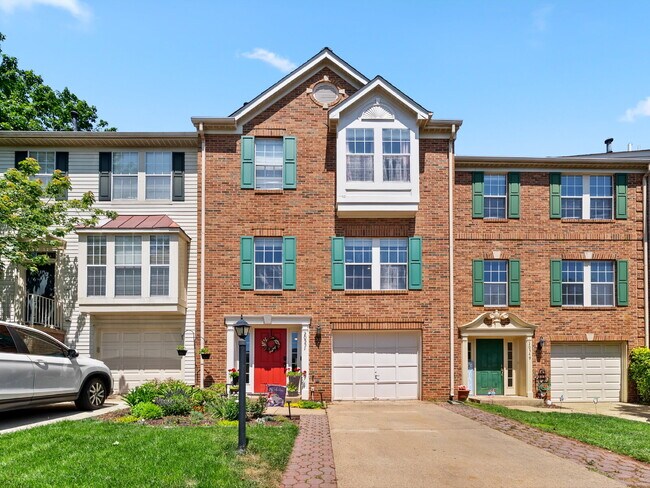 Foto del edificio - Elegant Colonial Townhome Living in Histor...