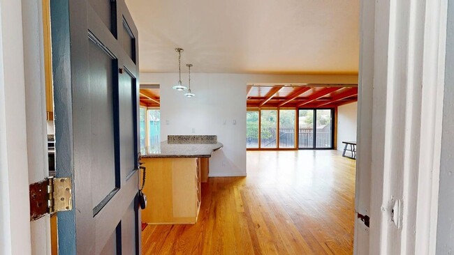 Foto del edificio - Sunny Greenbrae Single-Level with Pool + K...