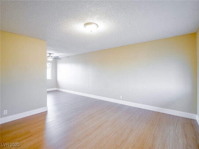 Foto del edificio - 6217 Burgundy Way