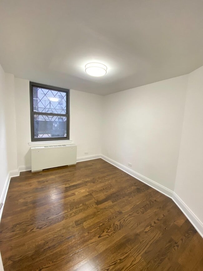 Building Photo - 240 E 82nd St