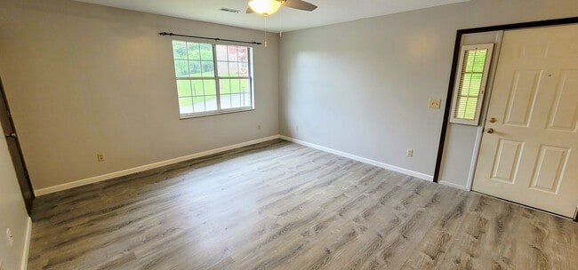 Foto del edificio - Lenoir City, 37772 - 2 Bedroom, 2 Full Bath, 1,000 square foot One-Level Condo SHORT TERM LEASE O...