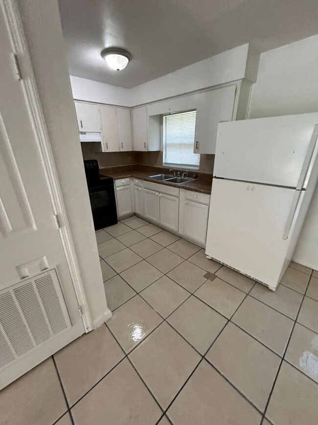 Building Photo - Charming 2-Bedroom Home in Quiet Eustis Ne...
