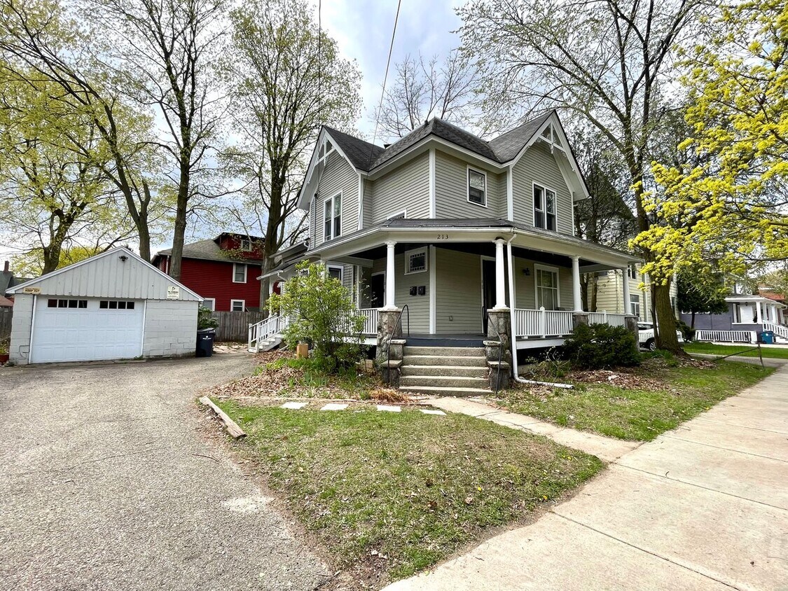 Primary Photo - W Vine St 213
