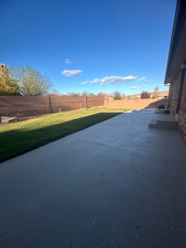 Building Photo - Charming Ranch Farmhouse in St. George – Spacious & Serene!