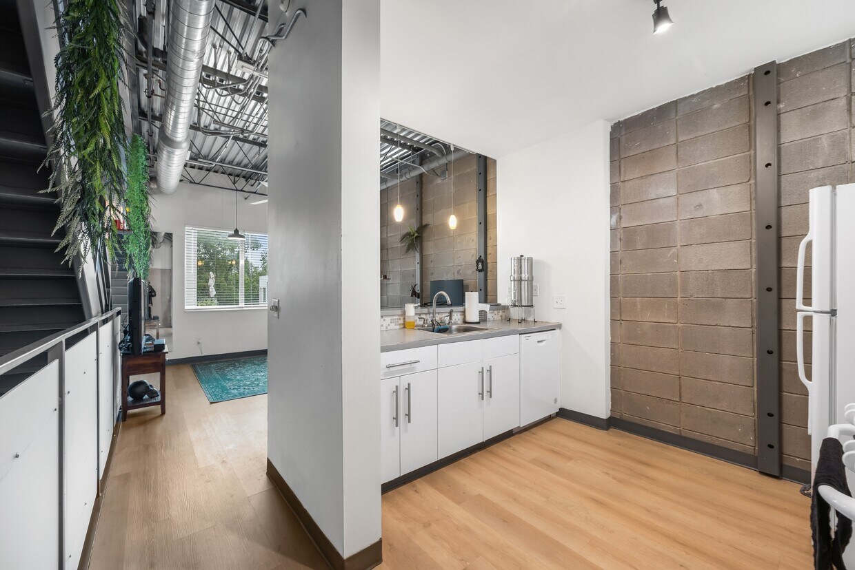 Foto principal - 4801 S Congress Ave