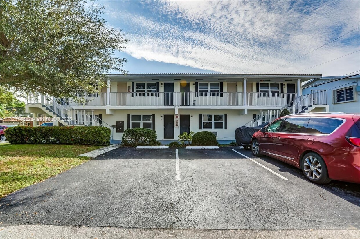 Primary Photo - 1520 NE 56th St