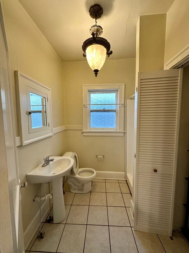 Foto del edificio - 858 S Broadway