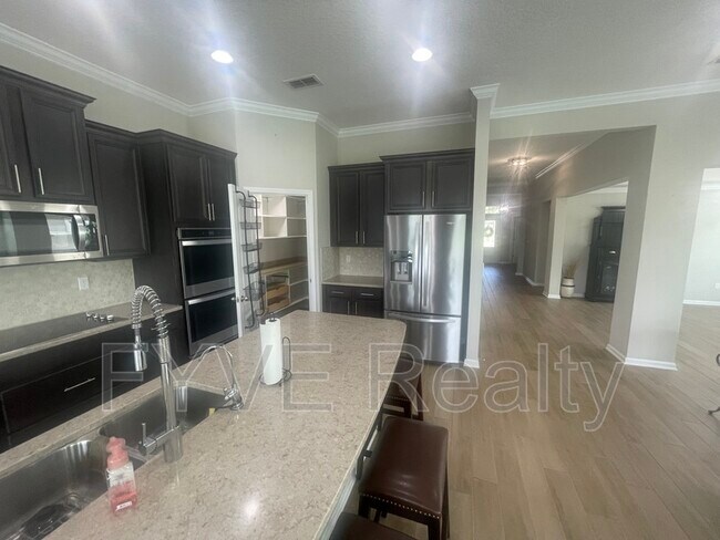 Foto del edificio - 15790 Whitebark Dr