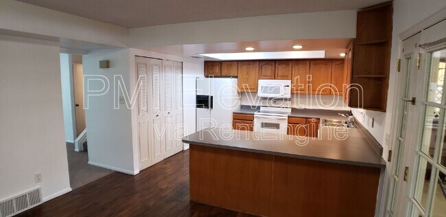 Building Photo - 9025 Mansfield Ave