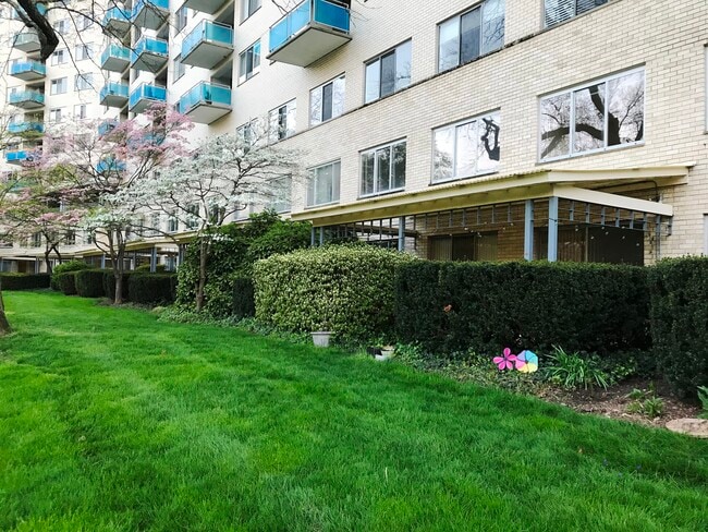 Building Photo - 10201 Grosvenor Pl