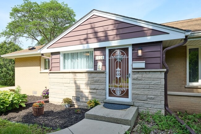 Foto del edificio - 1226 Longmeadow Dr