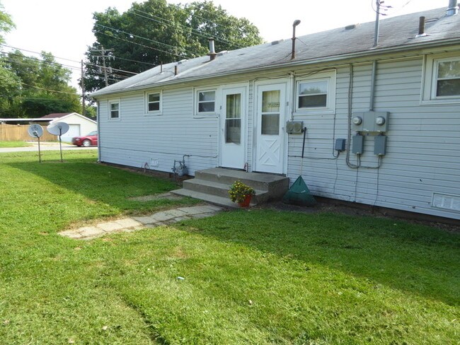 Building Photo - 2 Bedroom Apt