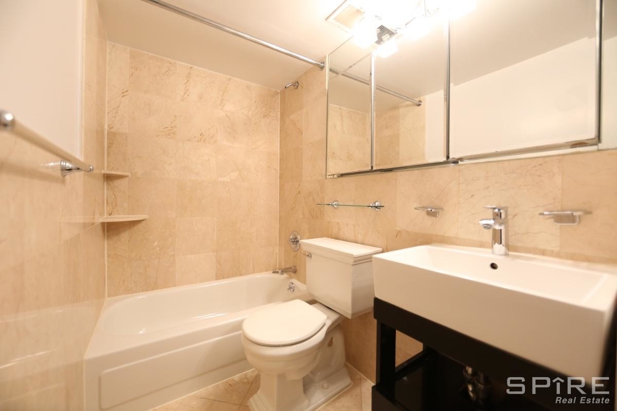 Foto principal - 202 E 13th St