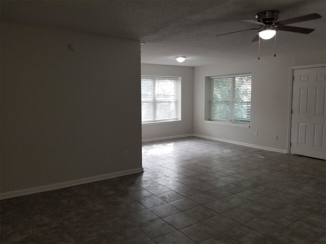 Building Photo - 1594 Twin Oak Dr E