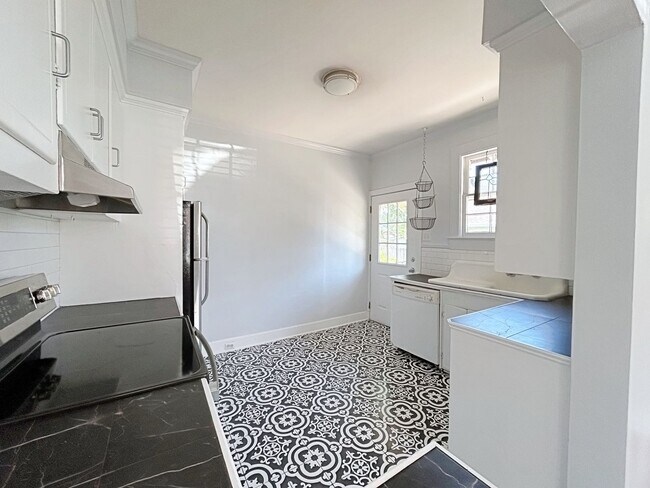 Foto del edificio - 2 Bedroom In the Garden District !