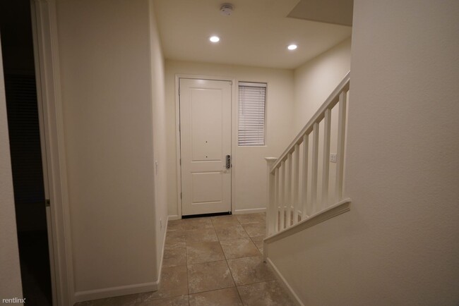 Building Photo - 3 br, 3.5 bath Townhome - 5510 Iron Horse ...