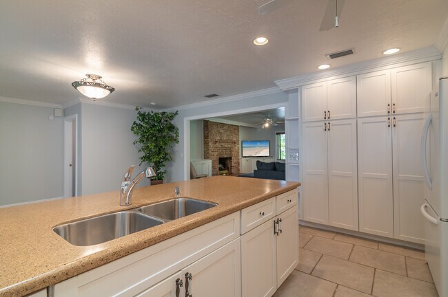 Foto del edificio - 2130 Pinehurst St