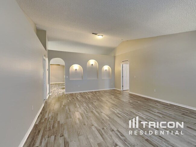 Building Photo - 1670 Ridgemoor Dr