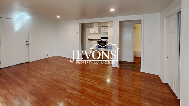 Foto del edificio - Inviting 2-bedroom 4-plex near Pritchard I...
