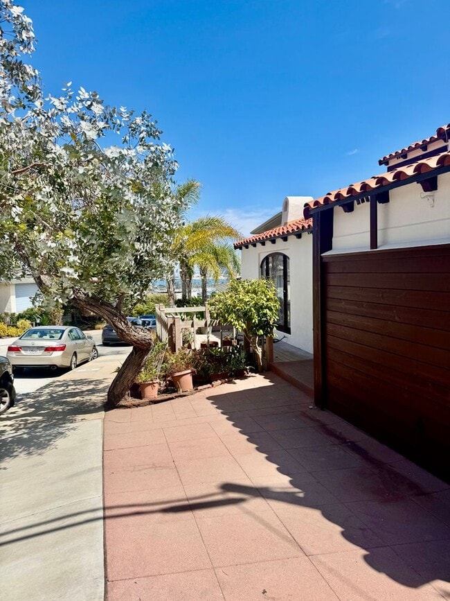 Building Photo - Stunning 2 story home with Spanish style a...
