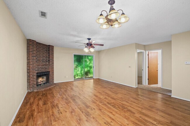 Foto del edificio - 3 Bedroom 2 Bath Duplex with Garage