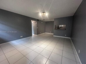 Building Photo - 821 Twin Lakes Dr