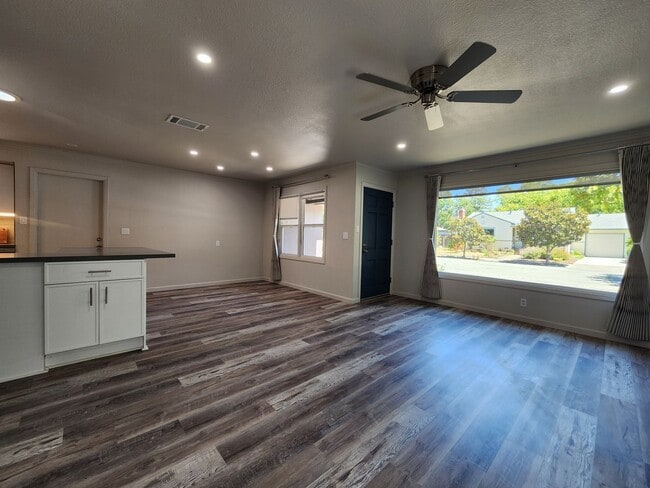 Foto del edificio - 3 Bedroom Home Near Montgomery Village