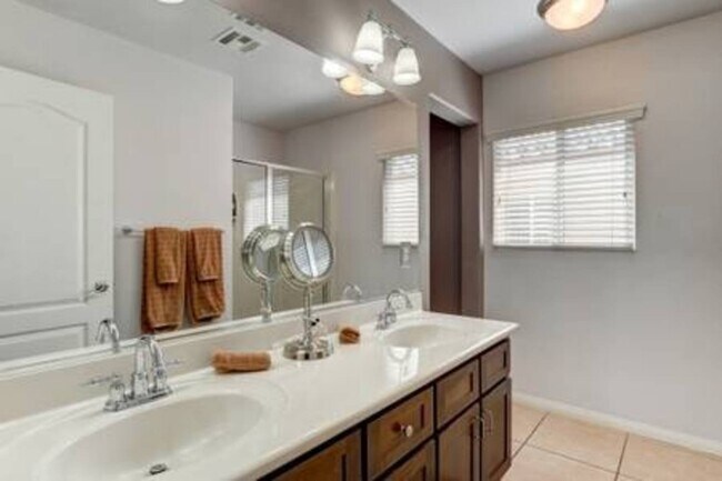 Building Photo - Beautiful 4 Bedrooms & 3 Bath Furnished Home