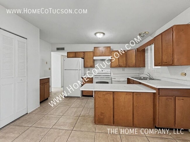 Building Photo - 1319 E Louisiana Dr