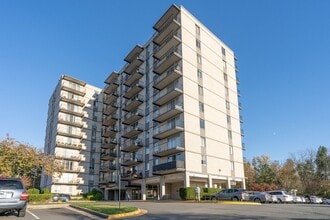 Building Photo - 3245 Rio Dr