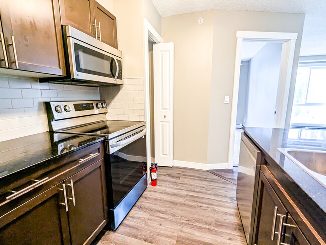 Building Photo - 20 Kincora Glen Park NW