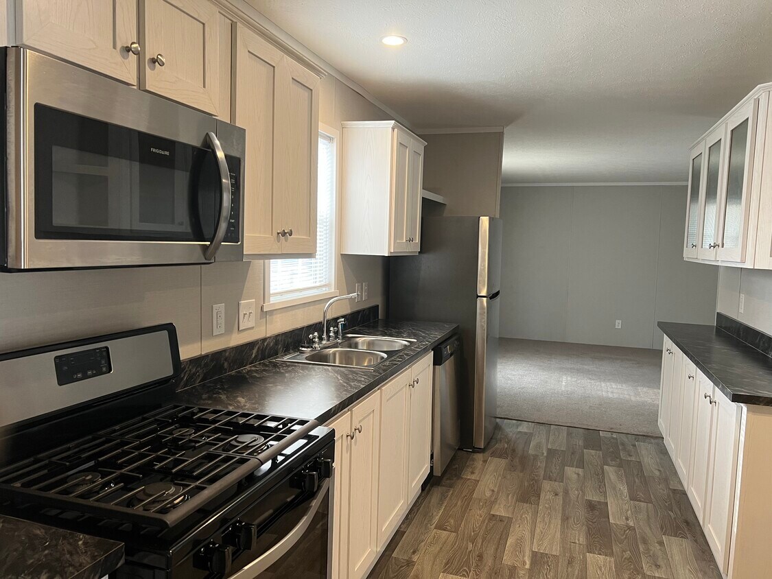 2461 E Birch Dr, Kawkawlin, MI 48631 House Rental in Kawkawlin, MI