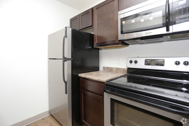 Cocina renovada con acero inoxidable | Apartamentos Waterchase | Cerca de los apartamentos Grand Rapids - Waterchase Apartments