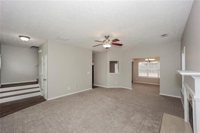 Building Photo - 60 Roxbury Ln