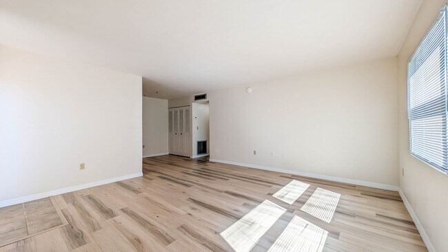 Foto del edificio - OUTSTANDING 1 BEDROOM/1 BATH CONDO!  SUPER PRICE AND LOCATION! CLOSE TO SIESTA KEY!