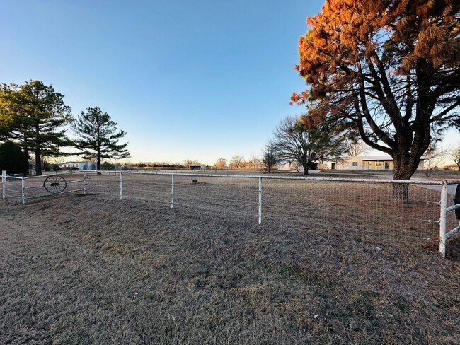 Building Photo - Charming 2-bedroom, 2-bath rental home located in Lexington on 2.28 acres