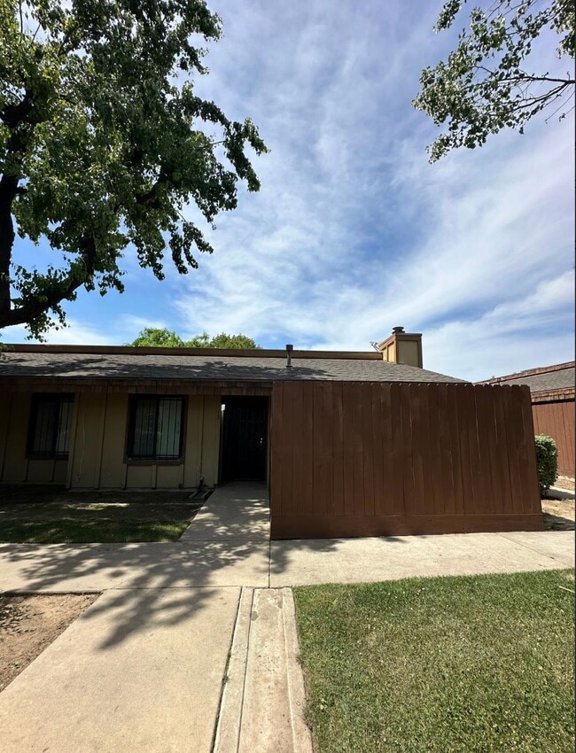 Building Photo - 5181 E Olive Ave