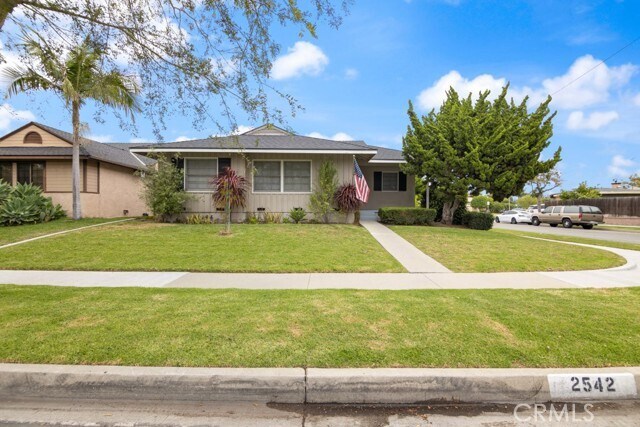 Building Photo - 2542 Vuelta Grande Ave