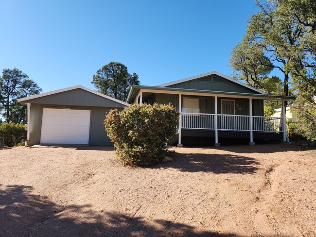 Building Photo - 2 Bed / 1 Bath with Oversized single car garage
