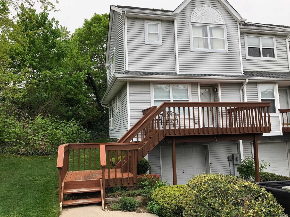 Primary Photo - 1 Leeward Ln