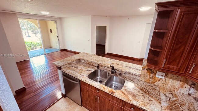 Foto del edificio - 2516 Centergate Dr