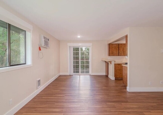 Foto del edificio - 4 Bed, 2 Bath Duplex Next to EWU!