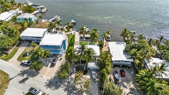 Foto del edificio - 69 Shoreland Dr