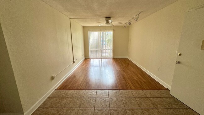 Building Photo - Great location! - FREE PARKING - Walk To Shands and VA
