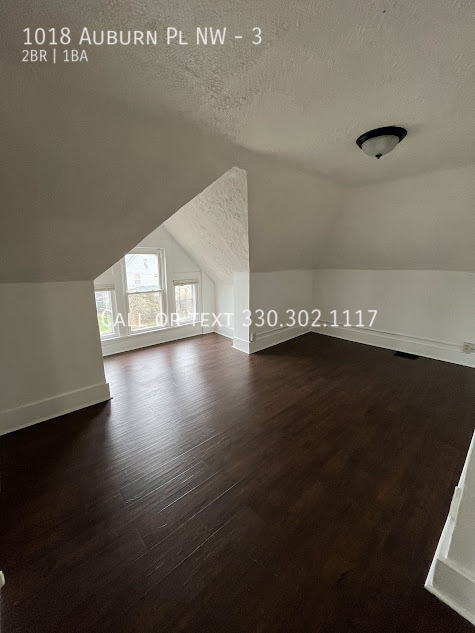 Foto del edificio - Two bedroom one bathroom second level apar...