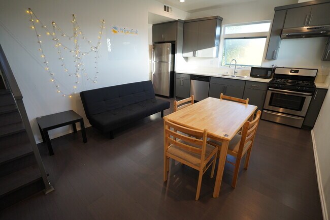 Foto del edificio - 1296 W 37th Pl