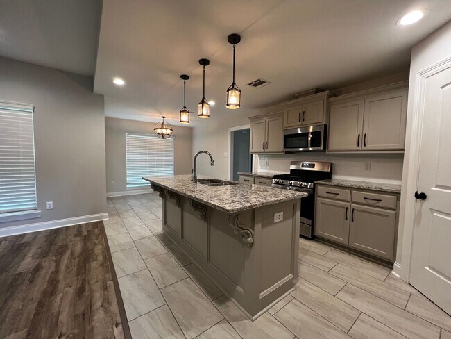 Building Photo - 3 Bedroom 2 Bathroom with office/Bonus Roo...