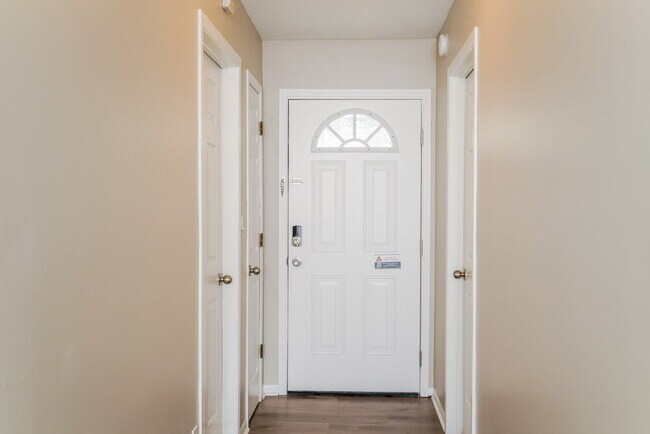 Foto del edificio - 4613 Lunenburg Dr